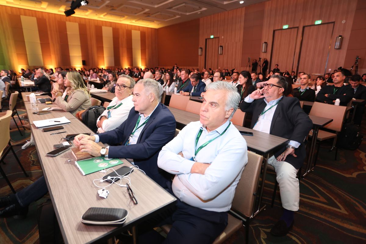 Executivos do setor de biodiesel acompanham um painel da Conferência BiodieselBR