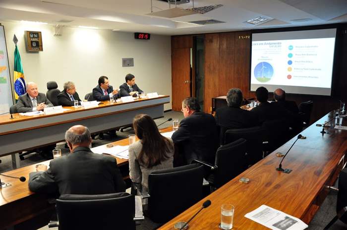 Eduardo Braga fala sobre biodiesel em reunião no Senado