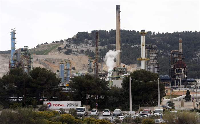 Total irá converter refinaria para produção de renováveis