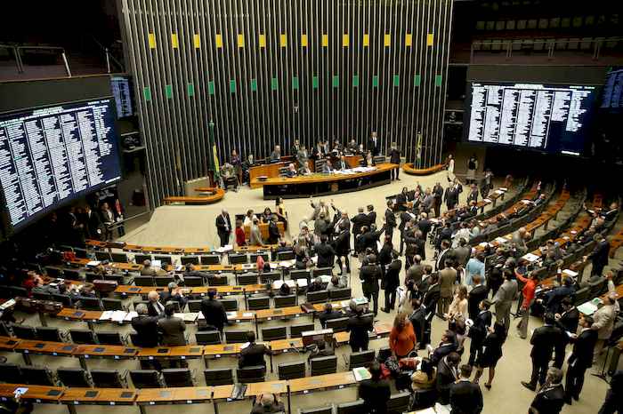 Comissão pode votar essa semana PL que permite diesel em veículos leves