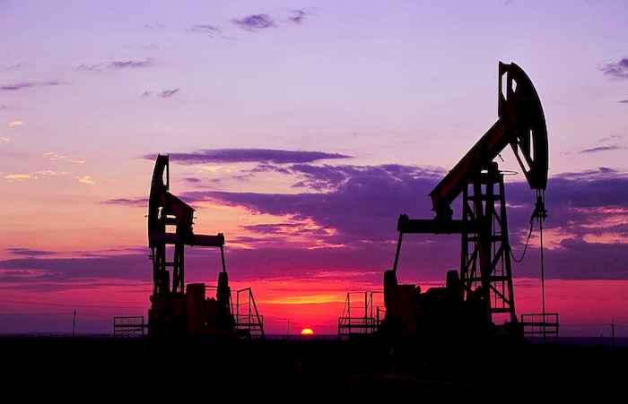 Emirados Árabes apoiam congelamento da produção de petróleo