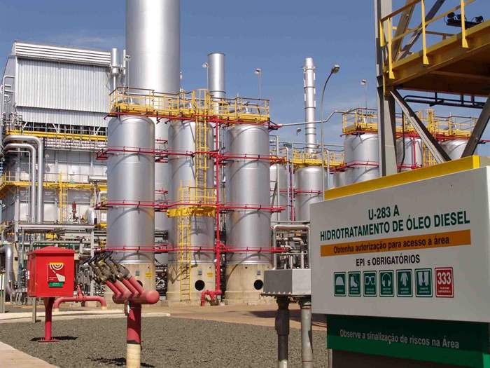 Com preço alto da Petrobras, empresas importam diesel