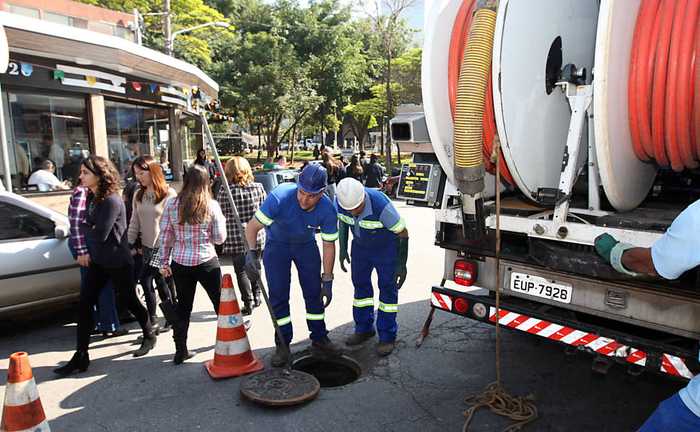 Óleo de cozinha é o vilão do esgoto no centro de SP