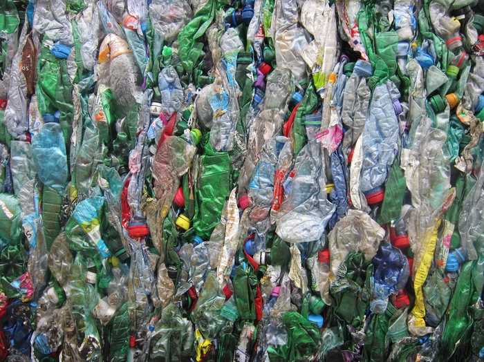 Novo método transforma garrafas de plástico em combustível