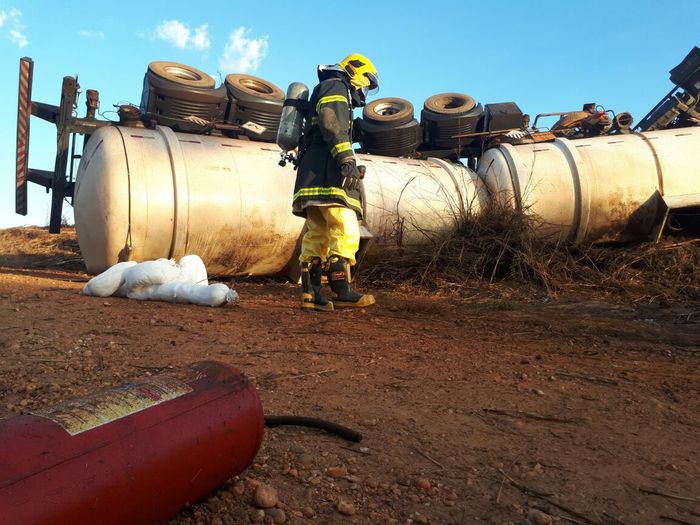 Caminhão carregado com biodiesel tomba e derrama óleo em rio no MT