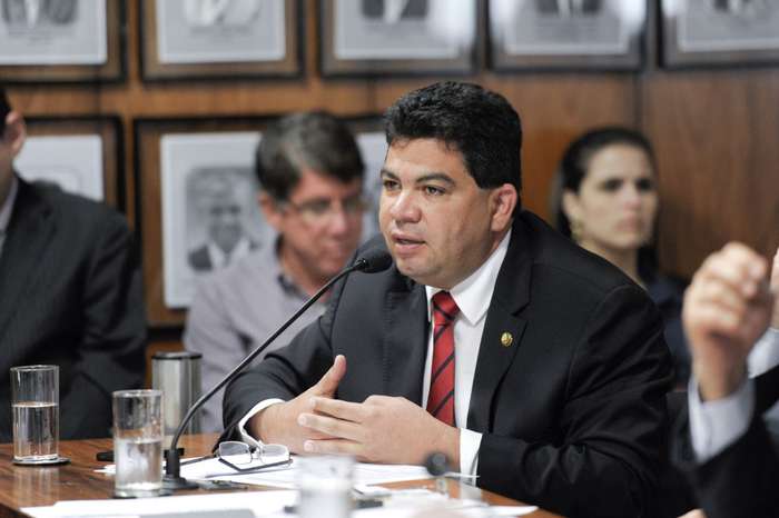 Senador discute aumento da mistura com ministro de Minas e Energia