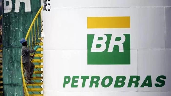 Petrobras revê política e reduz preço do diesel