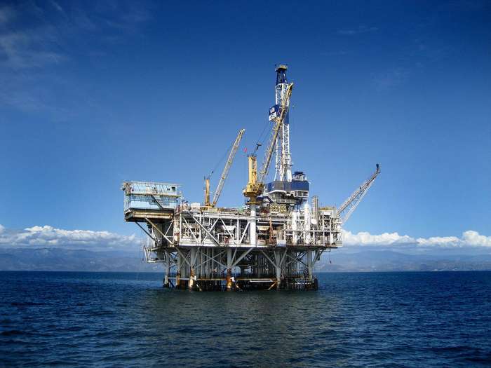 Petróleo fecha em alta com confiança no esforço para limitar produção