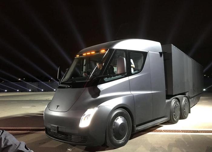 Tesla pretende reinventar indústria dos caminhões com modelo elétrico