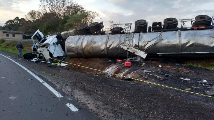 Caminhão carregado com metanol tomba e derrama carga no RS