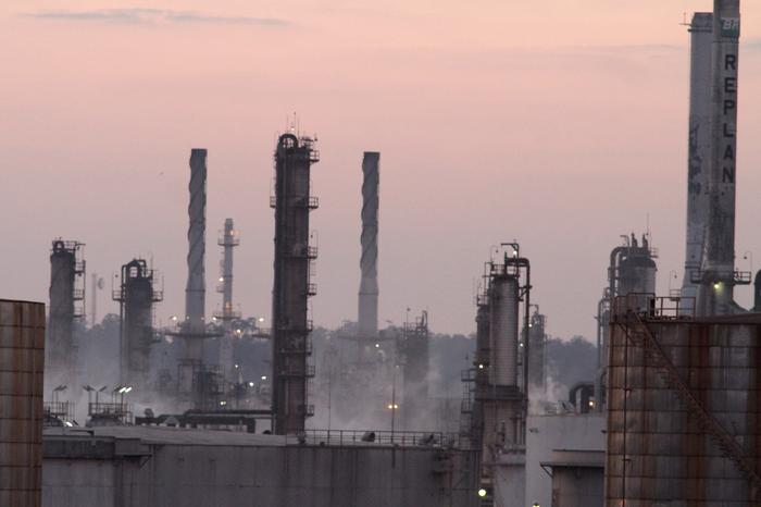 Petrobras avalia danos após incêndio em refinaria de Paulínia