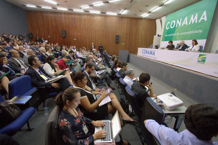 Câmara do Conama dá até 2023 de prazo para veículos reduzirem poluição do ar