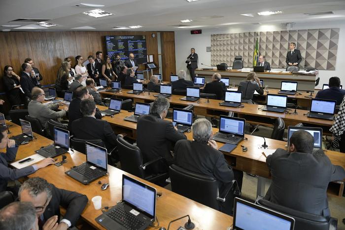 Comissão do Senado aprova PL com data para proibição de combustíveis fósseis em veículos