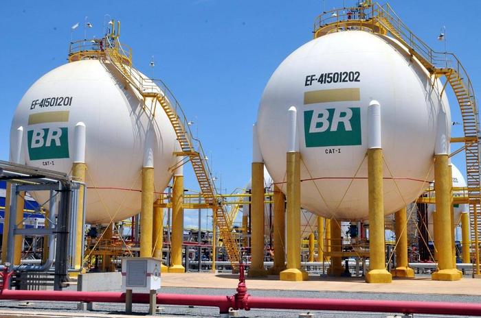 Preço do diesel nas refinarias cai até 10,4% e governo avalia cortar auxílio