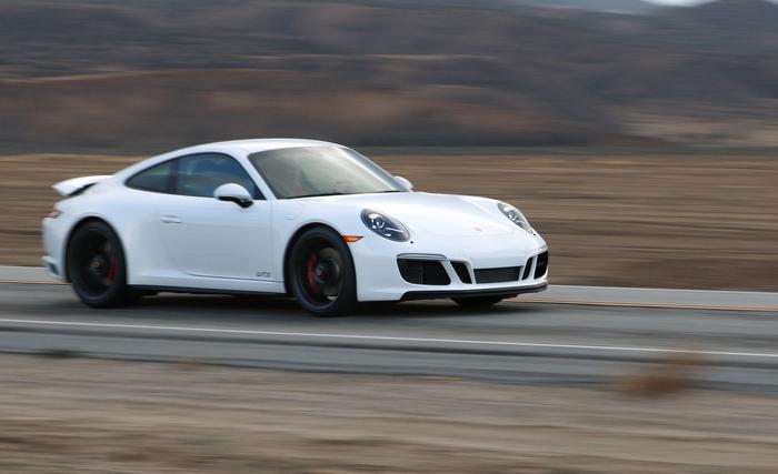 Ex-CEO da Porsche quer salvar motor de combustão