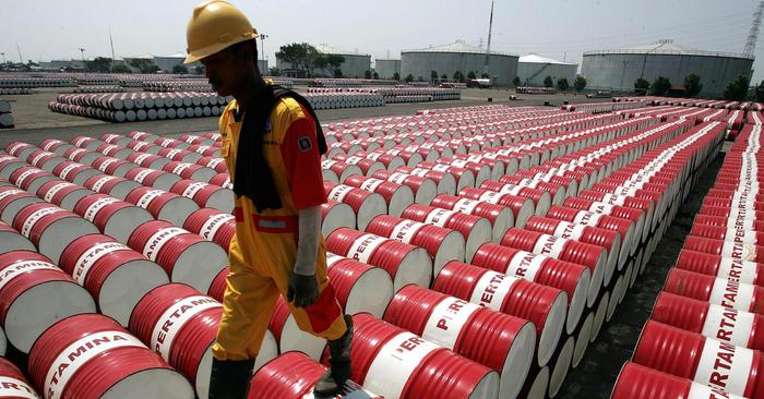 Preços do petróleo caem mais de 5,5% por temores de desaceleração econômica e superávit