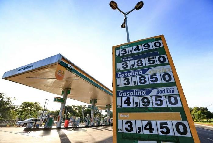 Após um ano de reajuste diário, combustível está 50% mais caro no país