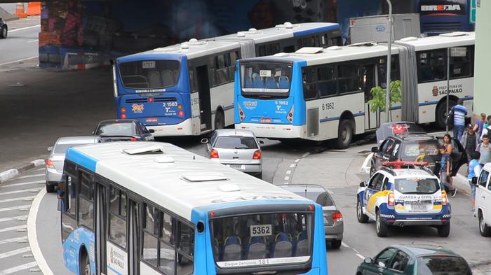 Ônibus e caminhões são 5% da frota, mas respondem por metade da poluição em SP
