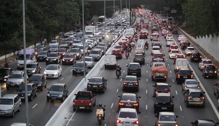 Governo estuda embutir no combustível custo do efeito estufa