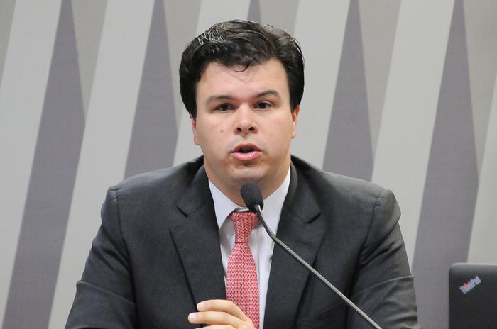 Ex-ministro recebe doações do setor de energia e vira referência no Congresso