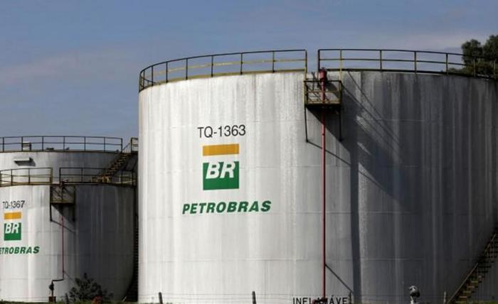 Petrobrás absorve prejuízo, mas lidera importações de diesel