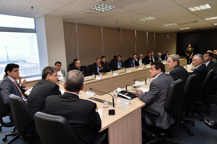 Governo anuncia compromisso com caminhoneiros de repassar custo do diesel para o frete