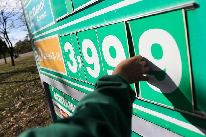 Petrobras anuncia aumento de 2,56% no preço do diesel a partir deste sábado