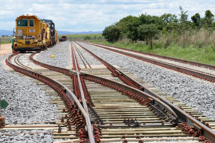 Transporte de carga por trilhos e por água aumentou no último ano