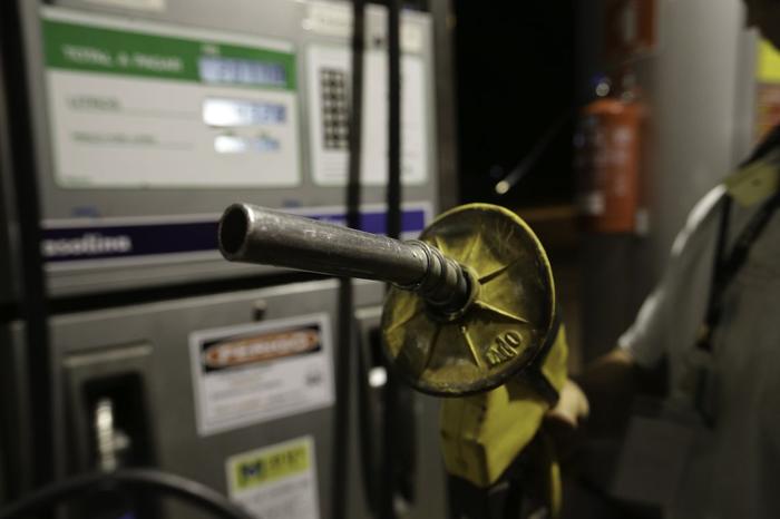 Após três cortes, Petrobras aumenta preço do diesel em 3,9%