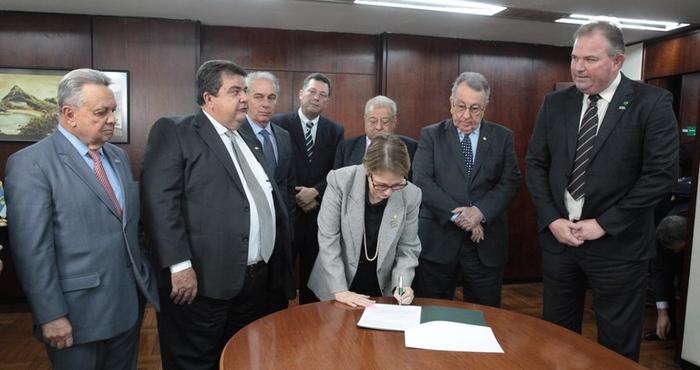 Teresa Cristina assina nova portaria do Selo Social