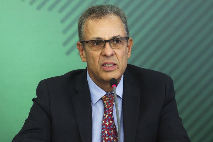 Ministro de Minas e Energia quer trocar diesel por gás nos caminhões