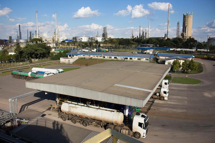 Bandeira branca se fortalece com crise e Ebitda de gigantes da distribuição recua