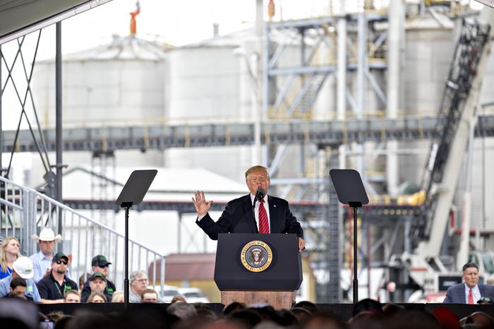 Sob pressão, Trump determina aumento na meta de biocombustível