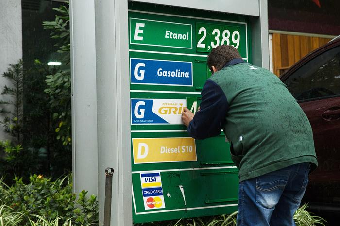 Peso de tributos federais na gasolina mais que dobra em cinco anos