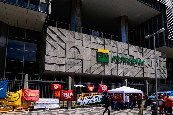Petrobras pode importar combustível caso greve se prolongue