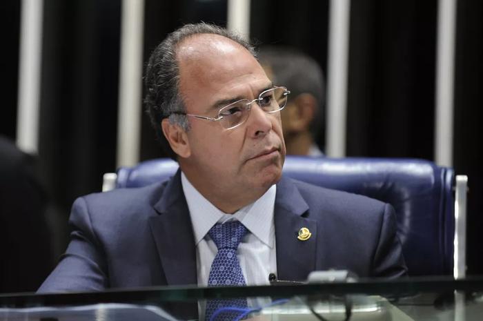 Líder do governo no Senado tenta alongar discussão sobre fim dos carros a combustíveis fósseis
