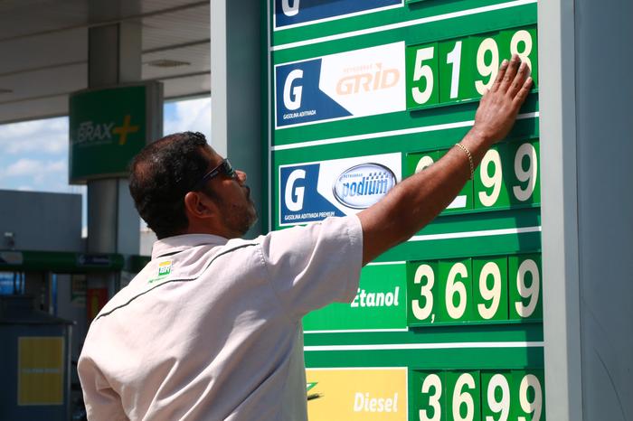 Petrobras corta preço da gasolina em 9,5%; diesel cai 6,5%