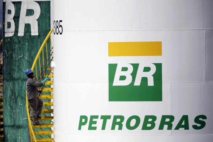 Petrobras avalia ajuste em plano de negócios após queda do petróleo, diz fonte