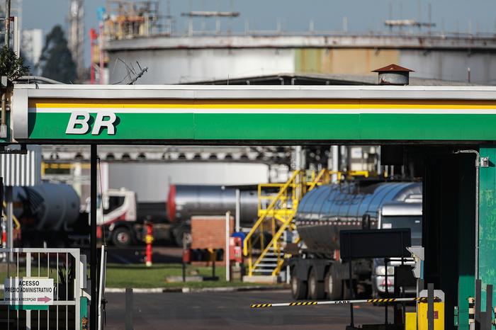 Petrobras corta preço da gasolina em 15%; diesel não terá ajuste