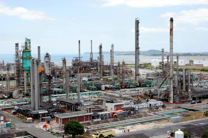 Refinarias da Petrobras reduzem produção com colapso do petróleo