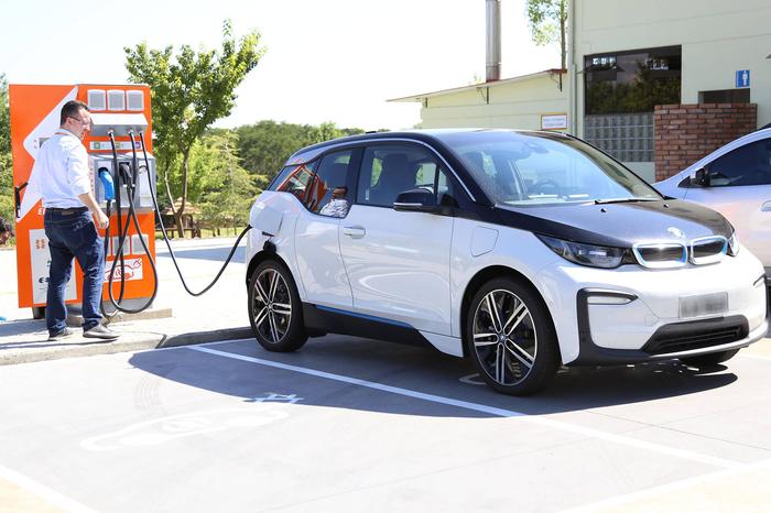 Registo de carros elétricos cresceu exponencialmente na Europa em fevereiro
