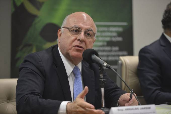 PL quer proibir importações de combustíveis por 90 dias