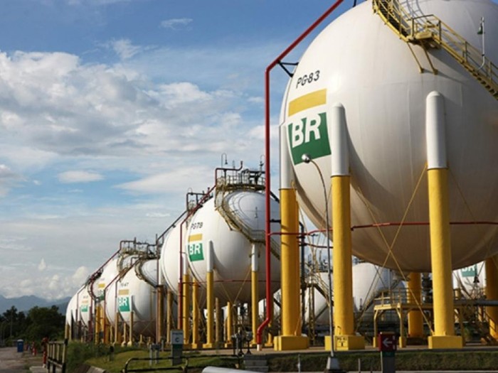 Processamento de petróleo nas refinarias caiu 26% em abril, de acordo com a ANP