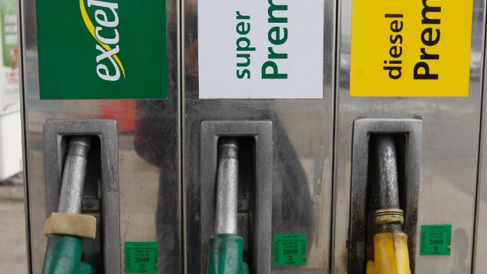 Petrobras anuncia alta de 5% no preço da gasolina e de 7% no diesel na refinaria  