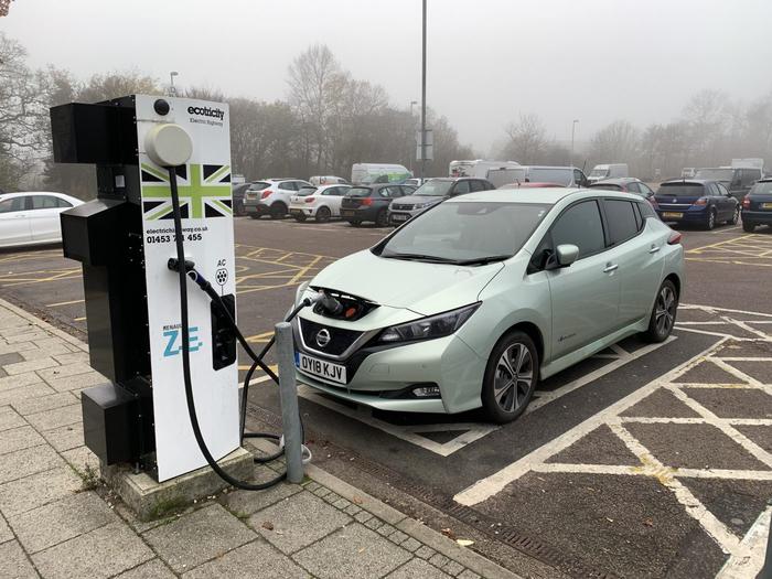 Reino Unido pode proibir veículos 'não elétricos' já em 2032