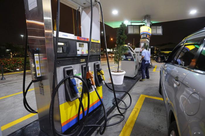 Petrobras reduz na sexta preço da gasolina; diesel fica inalterado