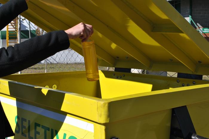 App de reciclagem incentiva troca de óleo de cozinha usado e garrafas plásticas por dinheiro