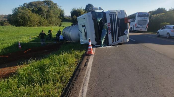 Carreta carregada com biodiesel tomba na ERS-135, entre Passo Fundo e Coxilha