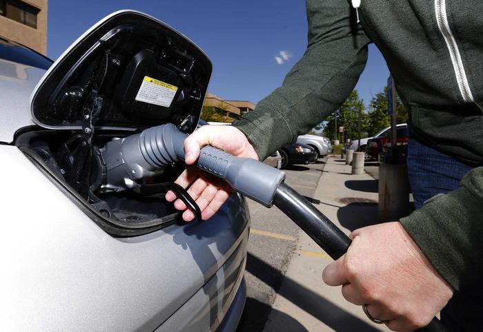 União Europeia quer antecipar proibição de carros à combustão para 2025