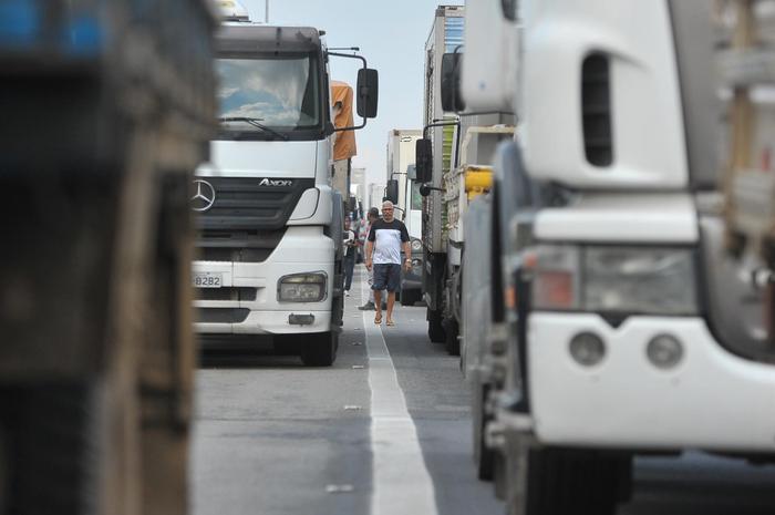 Por temor de greve dos caminhoneiros, governo estuda cortar PIS/Cofins de óleo diesel